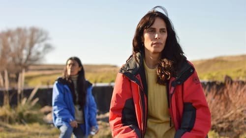 Amigas en un camino de campo