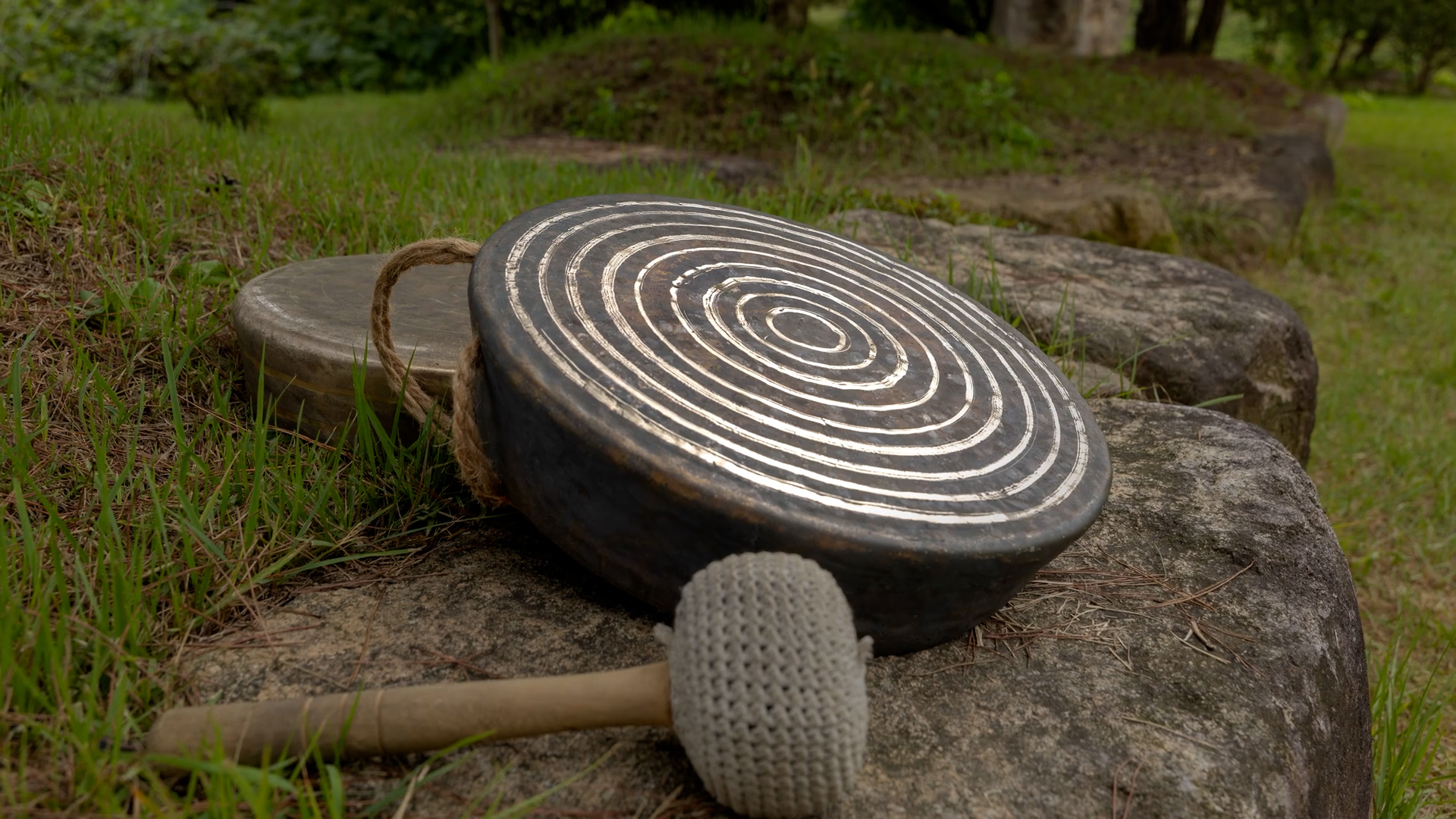 두드려 징을 만들다. 유기장