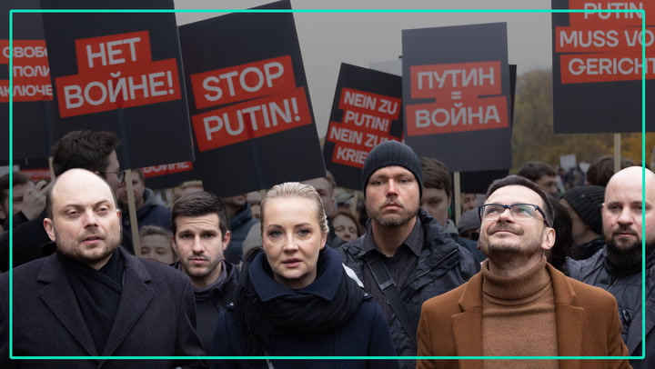 SPIEGEL Shortcut über Russen im Exil: Warum Putins Gegner in Deutschland gespalten sind