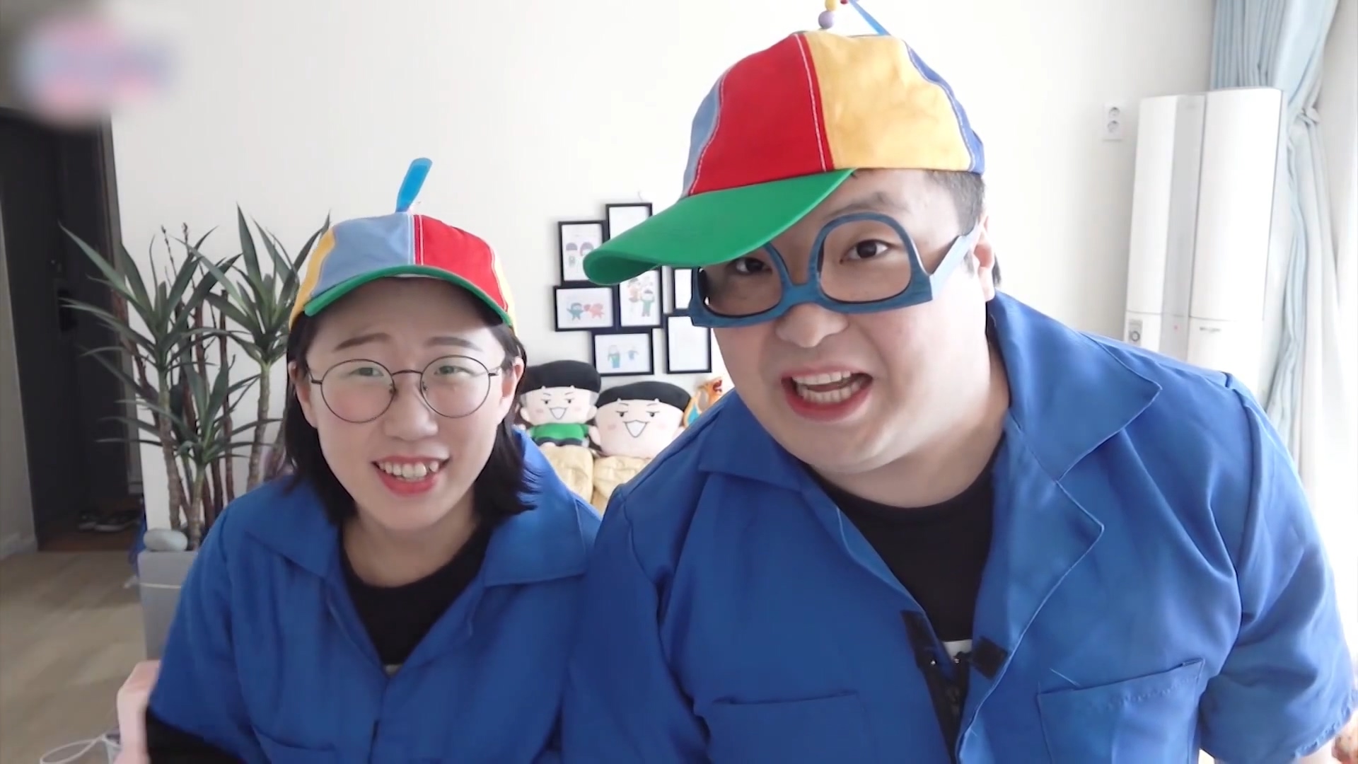 흔한 호기심! 영화 속 가짜 맥주병으로 맞으면 아플까? / 세뱃돈을 못받는다고요?! 우당탕탕 세뱃돈 받기 대작전!