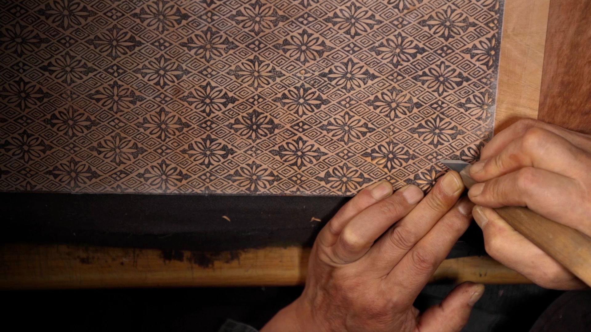 능화판을 조각하다. 각자장