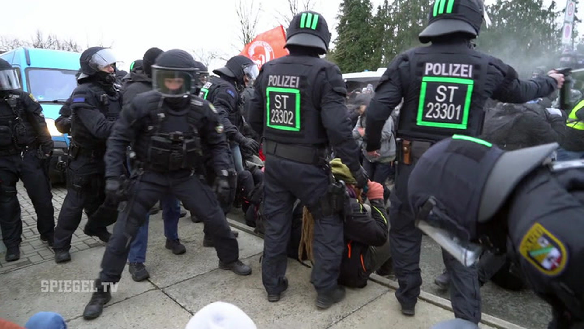 Straßenblockaden und entschlossene Polizisten: Tausende demonstrieren gegen den AfD Parteitag