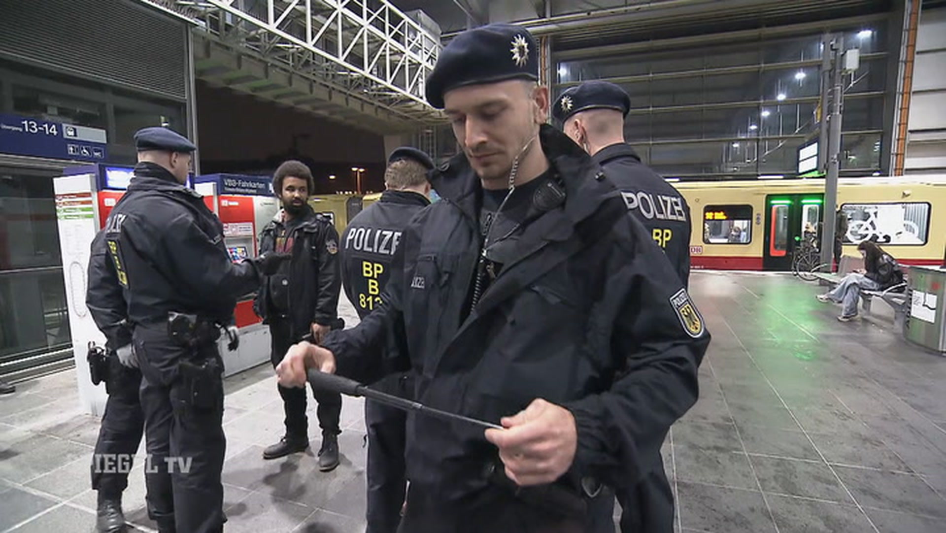 Gewalt an Bahnhöfen: Drogen, Schlagringe, Springmesser