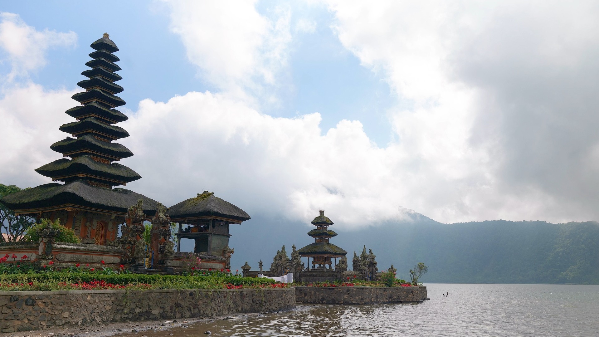Ulun Danu Temple: Indonesia (Music)