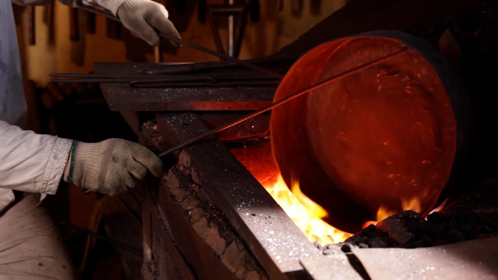 수천 번의 두드림. 징 만들기