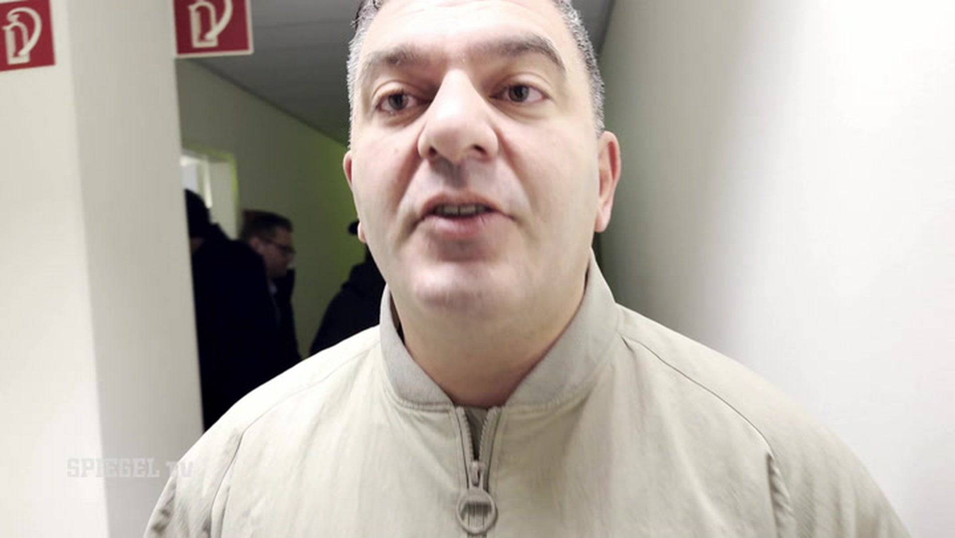 Attacke im Berliner Gericht: Clanmitglied schlägt Reporter nieder