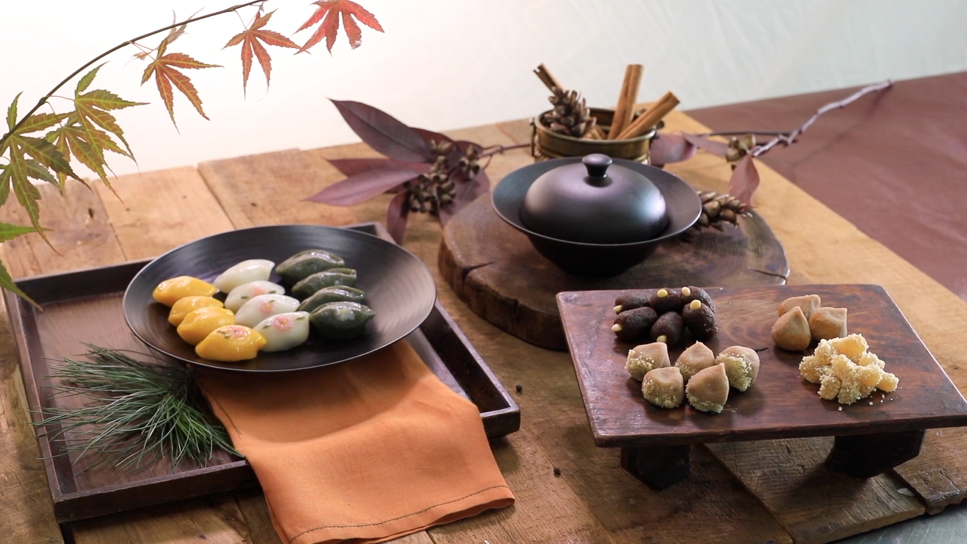 풍요로운 다과 한상. 궁중병과 가을상