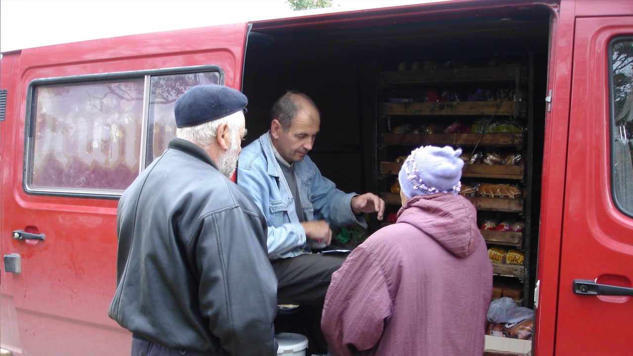 Ein Dorfladen reist durch Lettland