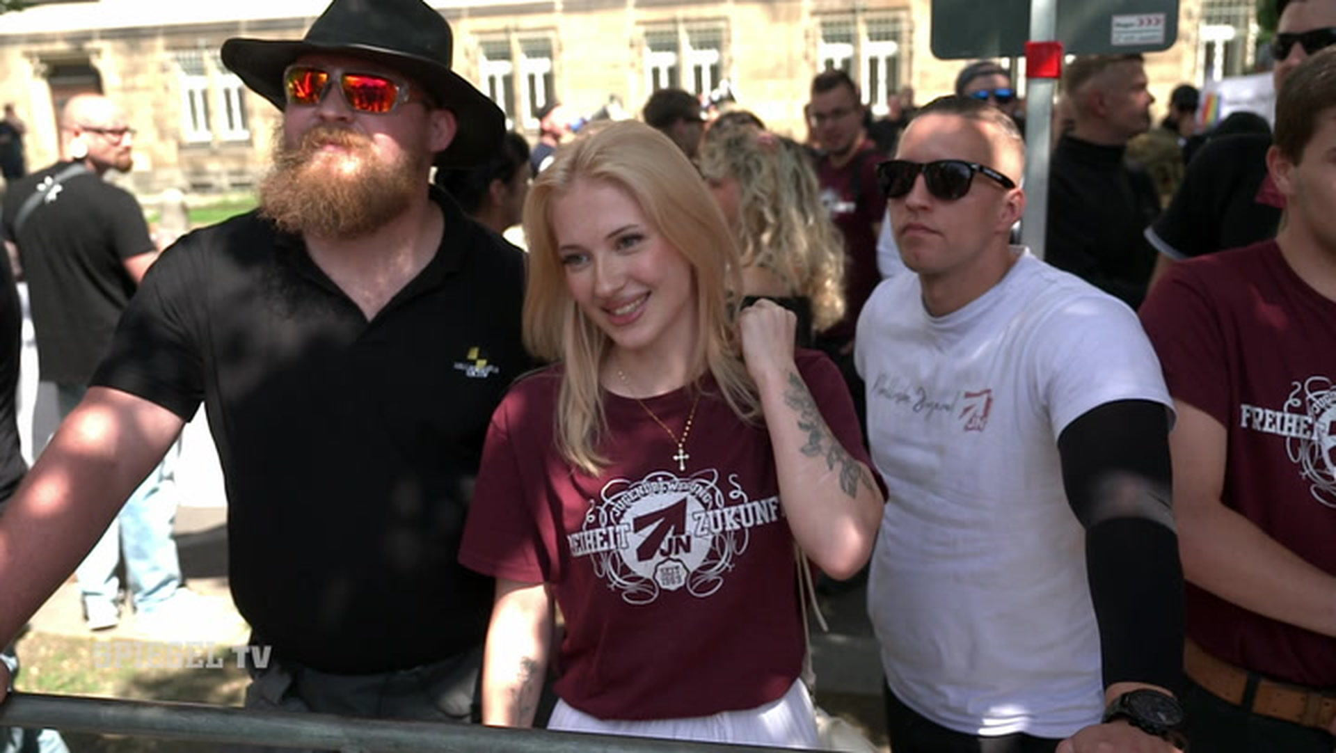 Weiblich, hübsch und rechtsextrem: Innenansichten von der braunen Frauenfront