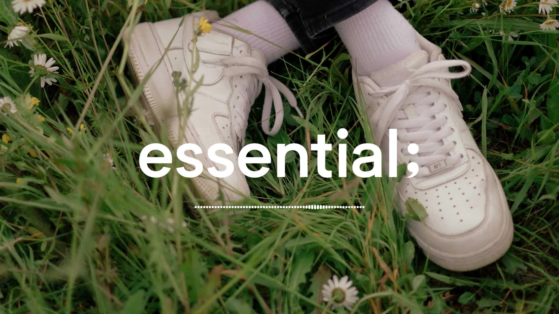 햇살이 비치는 풀숲에 누워