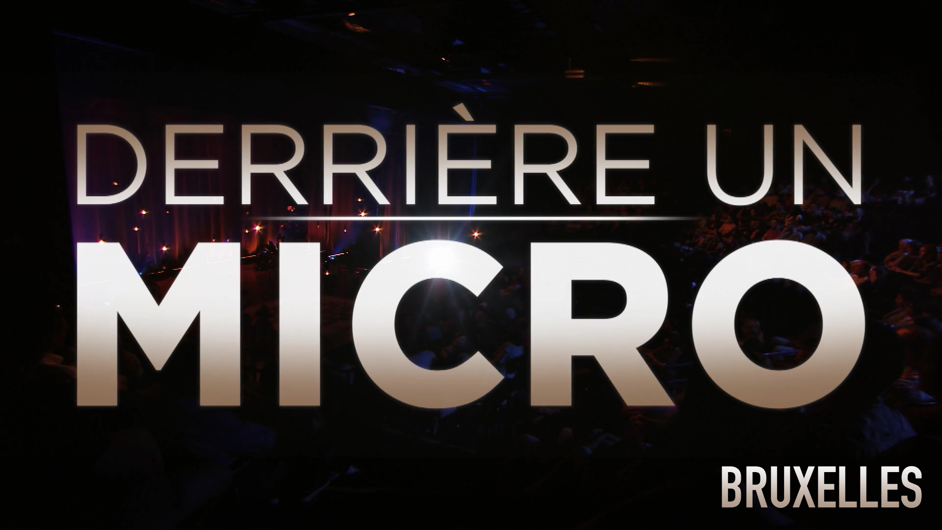 Derrière un micro