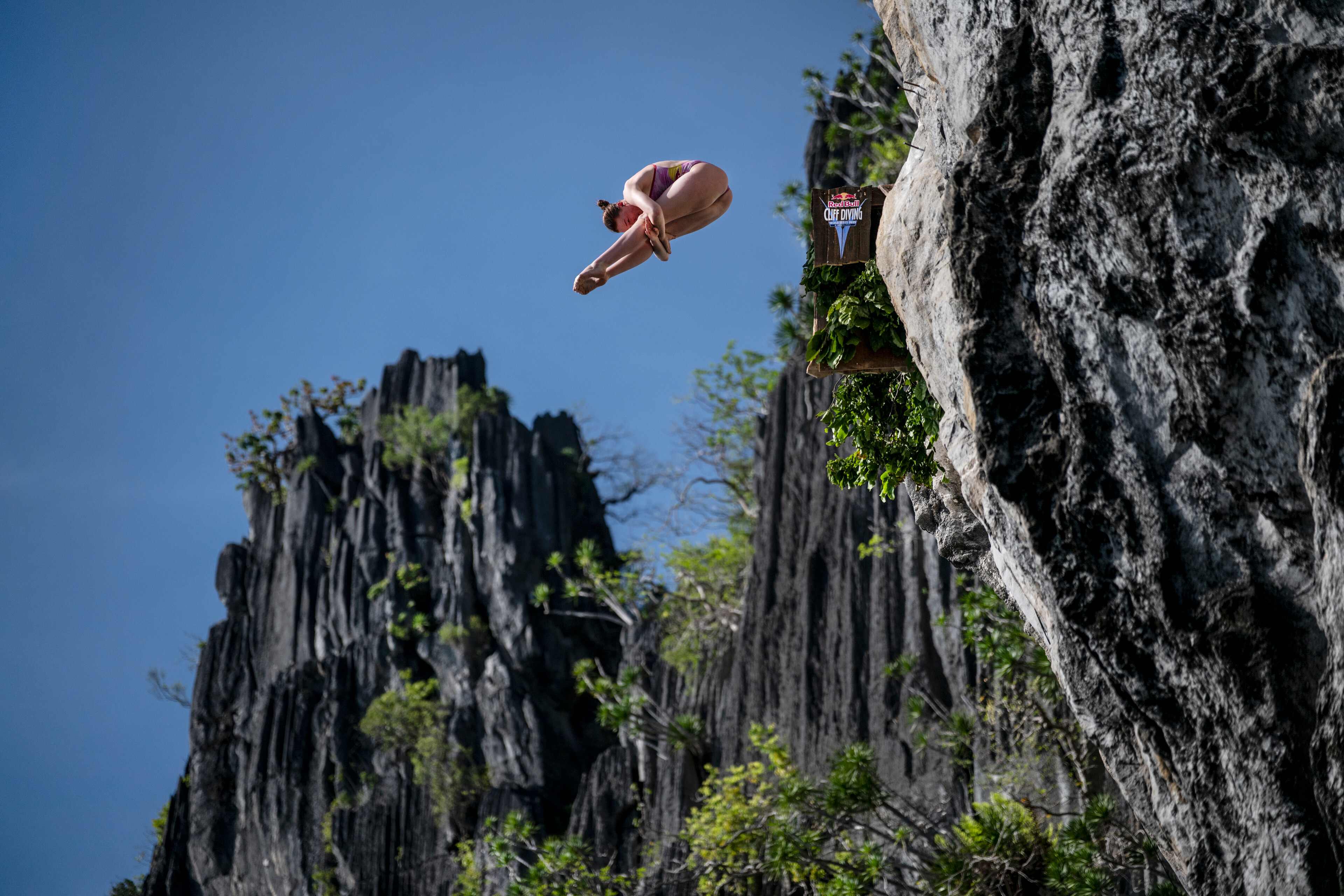 RED BULL CLIFF DIVING: Philippines – Carlson &‪ Preda