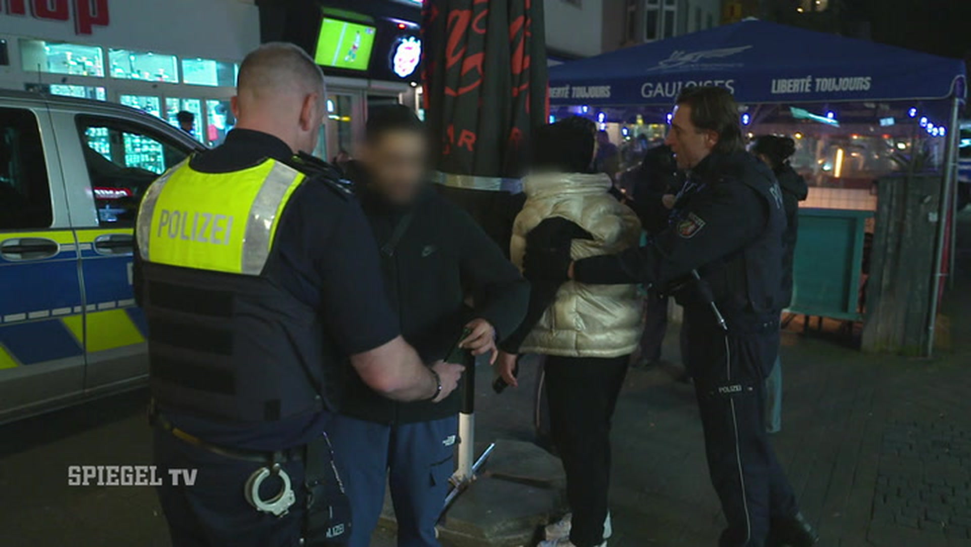 Gewaltdelikte, Messserverstöße und jede Menge Drogen: Im Einsatz mit der Polizei in Essen