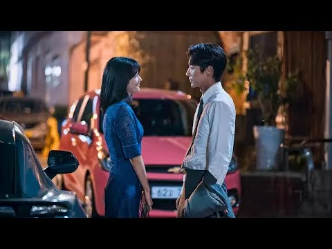 A boy sees his mom get killed by a gangster and decides to become a lawyer to take revenge