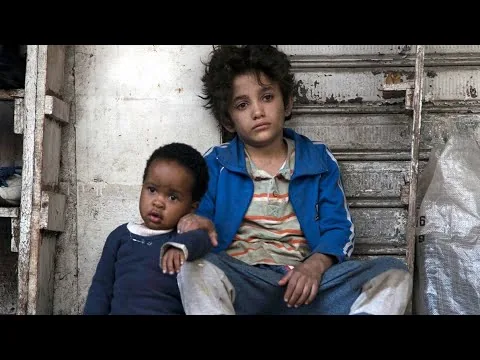 VIVEN EN LA MISERIA RESUMEN (Resumen De Peliculas) PELICULAS RESUMIDAS | RESUMEN